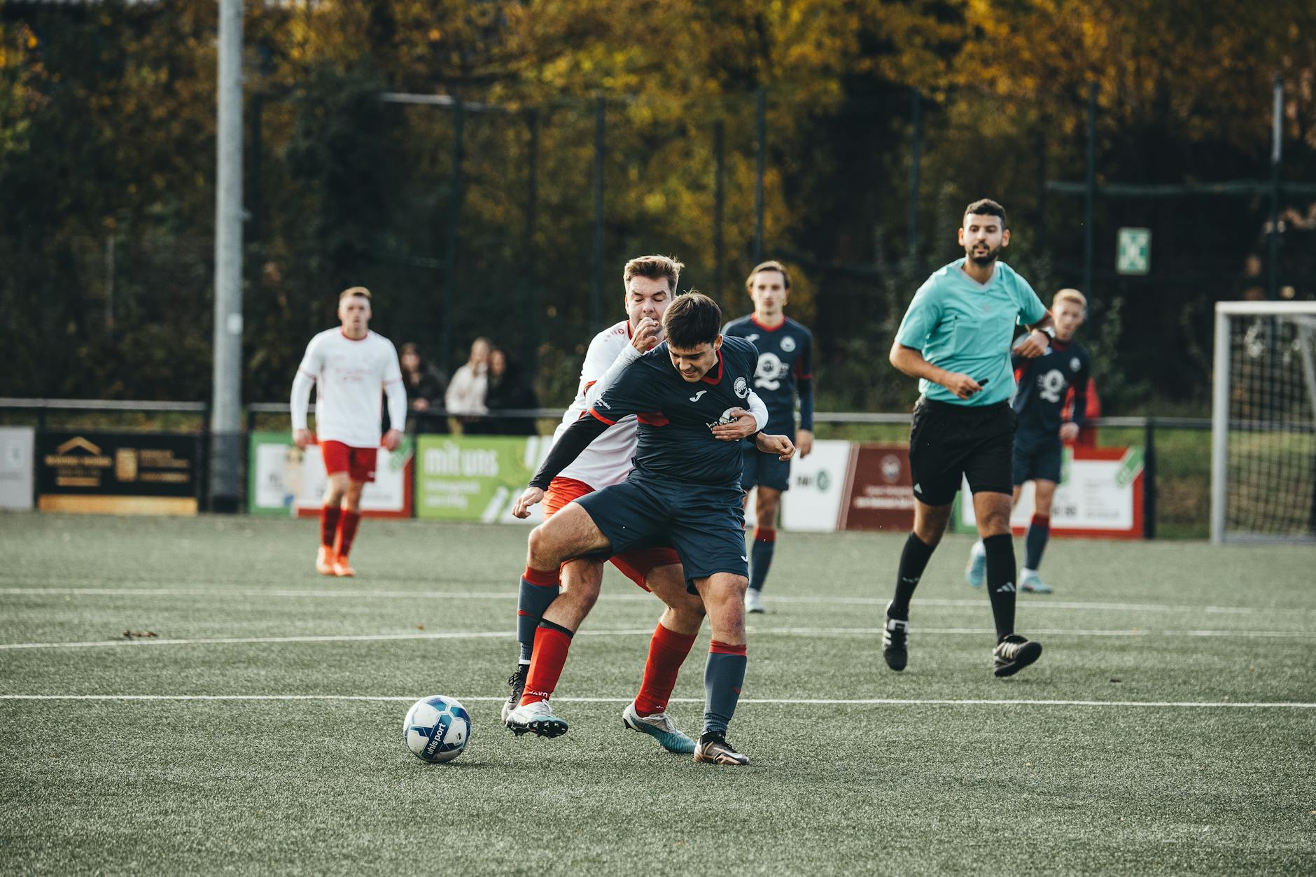 Hình minh họa nhịp độ trận đấu thường được dùng để phân tích kèo total goals.
